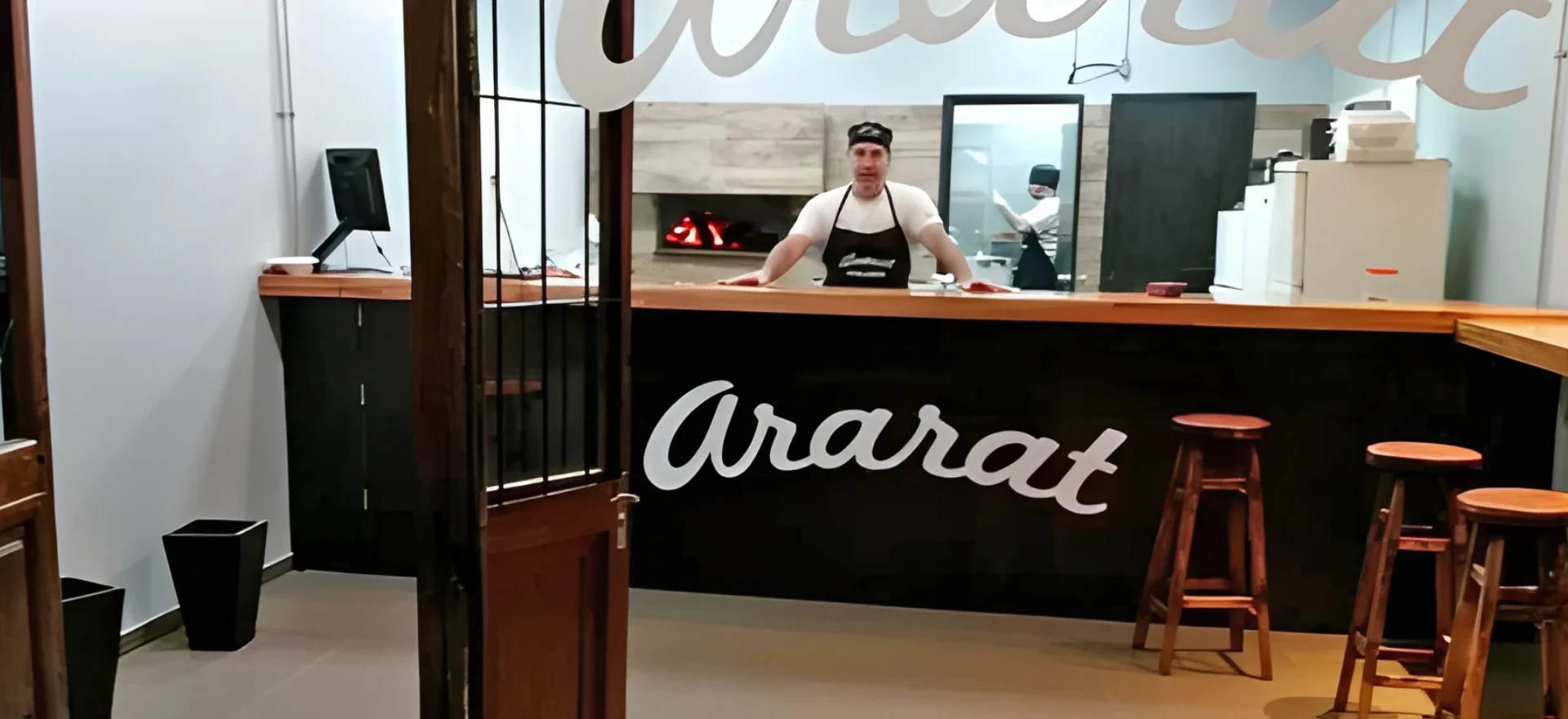 frente del comercio de Arart Recetas Armenias con el Dueño en el mostrador.